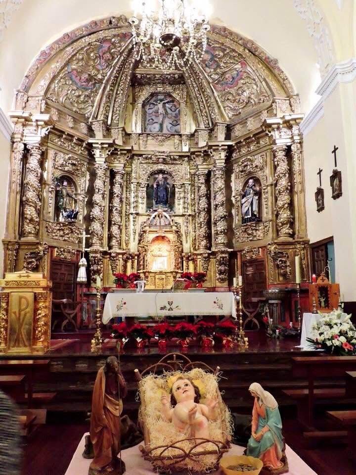 Altar mayor de la iglesia parroquial de San Julián de Villamor de Órbigo: retablo de madera dorada con hornacinas e imágenes, sobre el ábside de la antigua ermita.