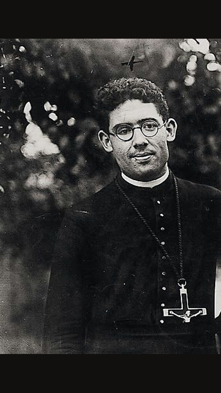Retrato vertical de Cecilio Vega Domínguez, plano de medio cuerpo con el hábito de los Oblatos y el crucifijo al pecho.