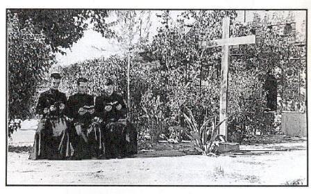 Cruz conmemorativa de piedra erigida en 1939 en memoria de los mártires oblatos.