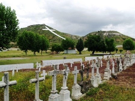 Lápidas y cruces en el cementerio de los mártires de Paracuellos del Jarama.